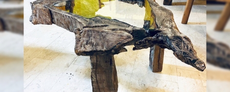 Tavolino artigianale di radice teak intagliata con cuore in vetro